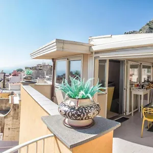 https://casa-turrisi.taorminaitalyhotels.com