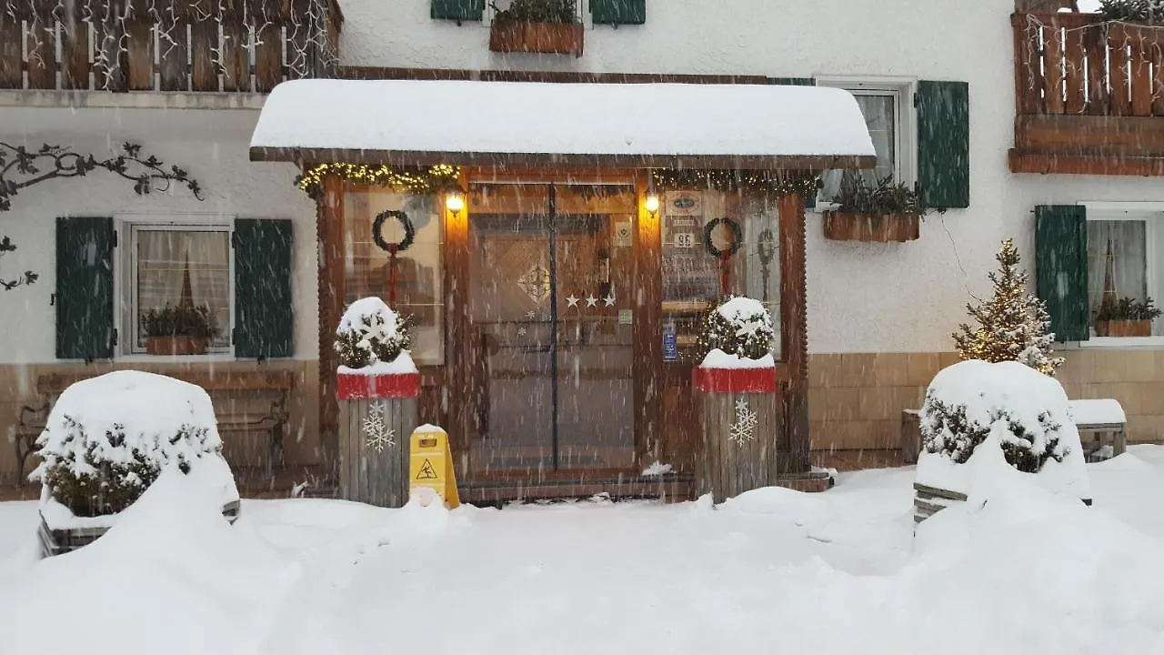 Hotel Villa Gaia Cortina d'Ampezzo 3*,